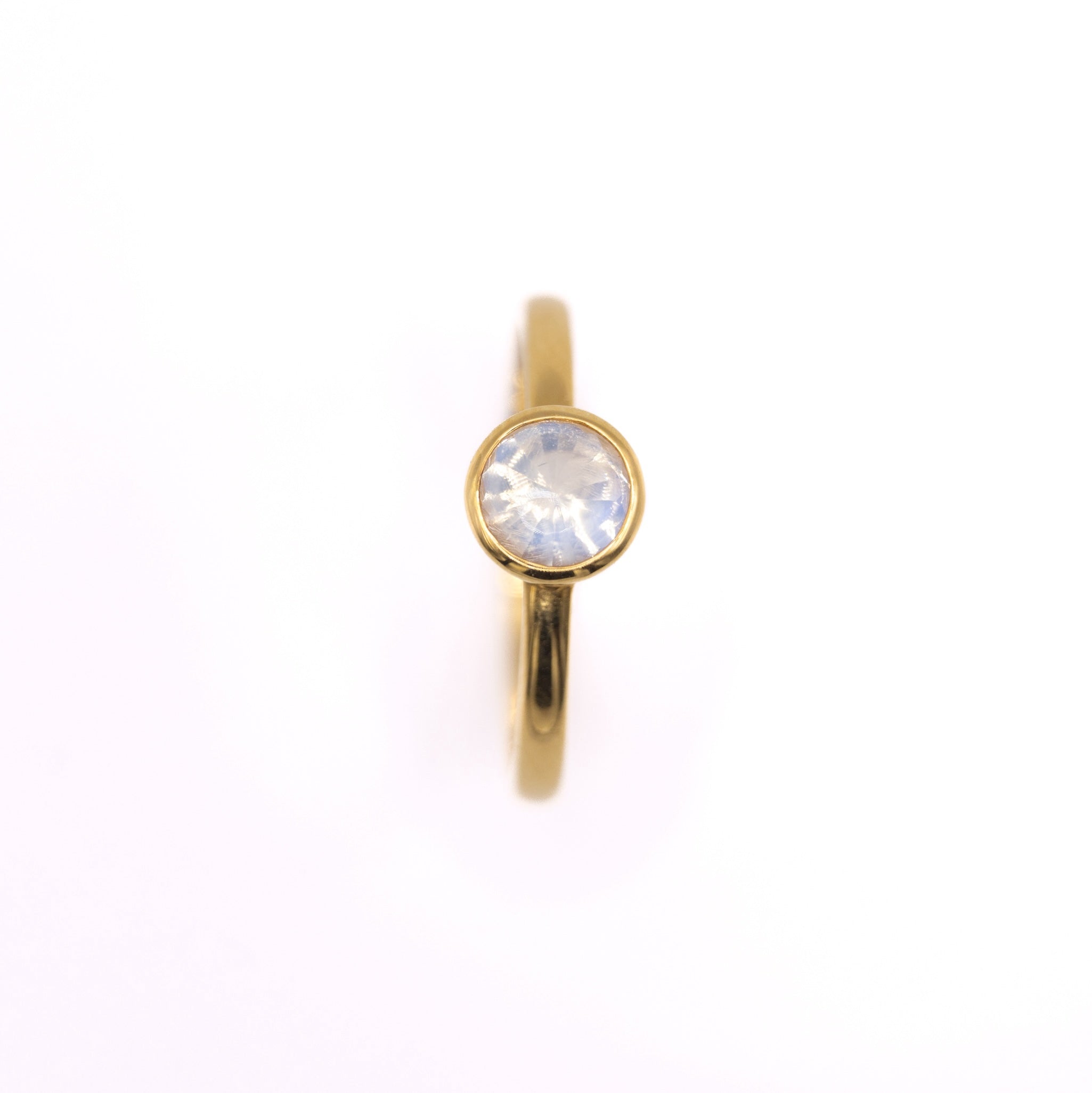 Gelbgold Ring mit blauen Mondstein