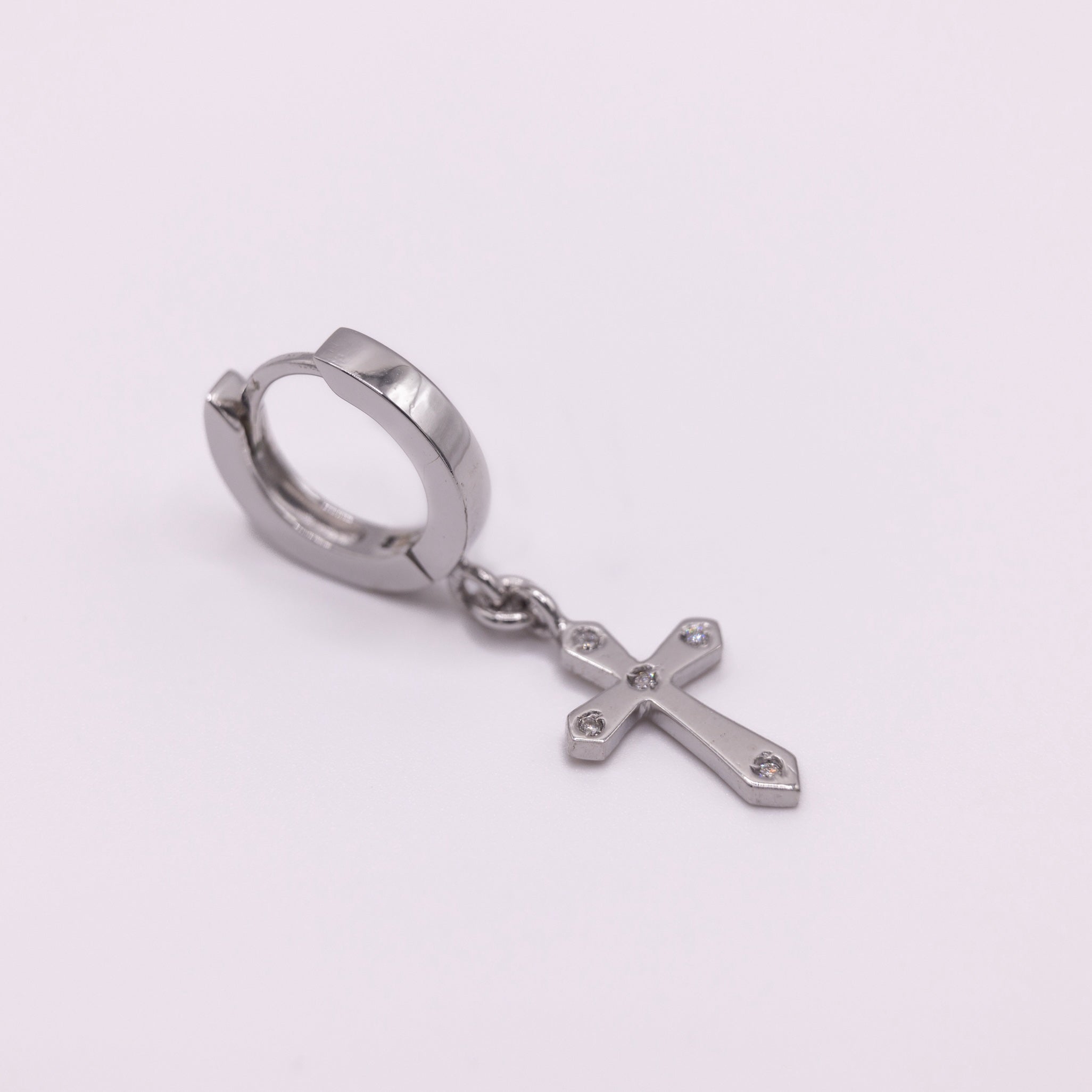 Kreuz-Ohrring mit Diamanten