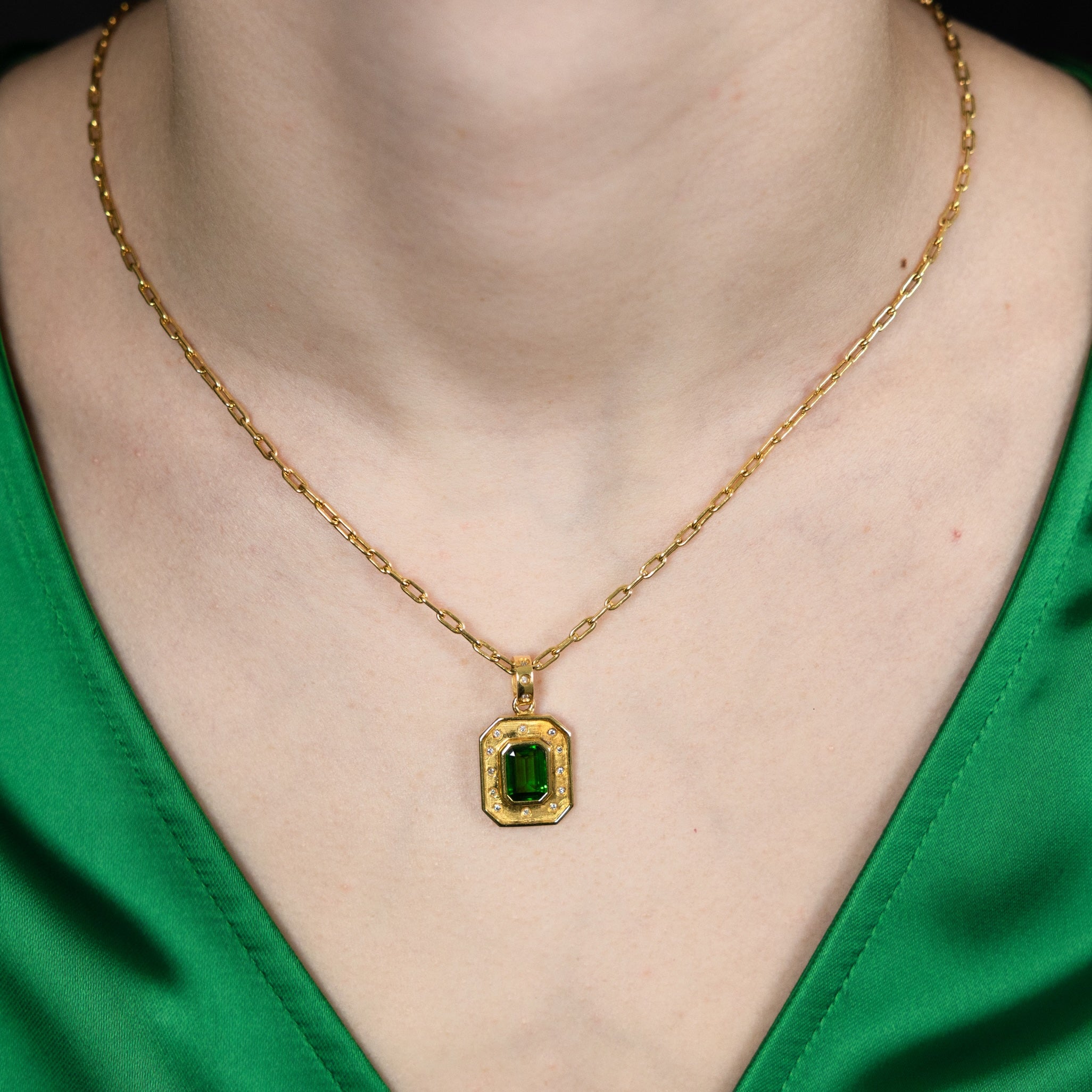 Tsavorit Granat Anhänger mit Diamanten
