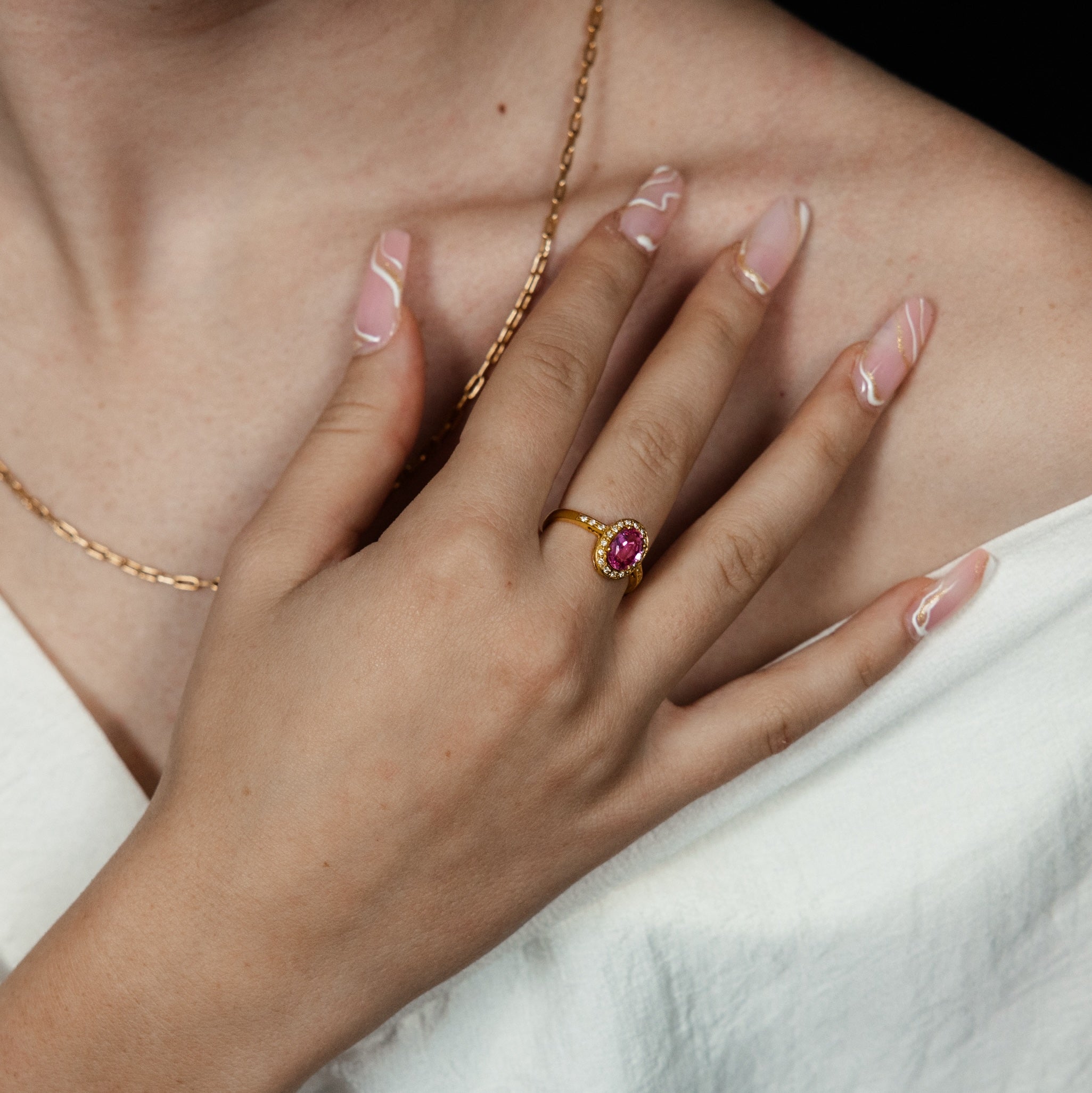 14 Karat Gelbgold Ring mit pinken Spinel und Diamanten