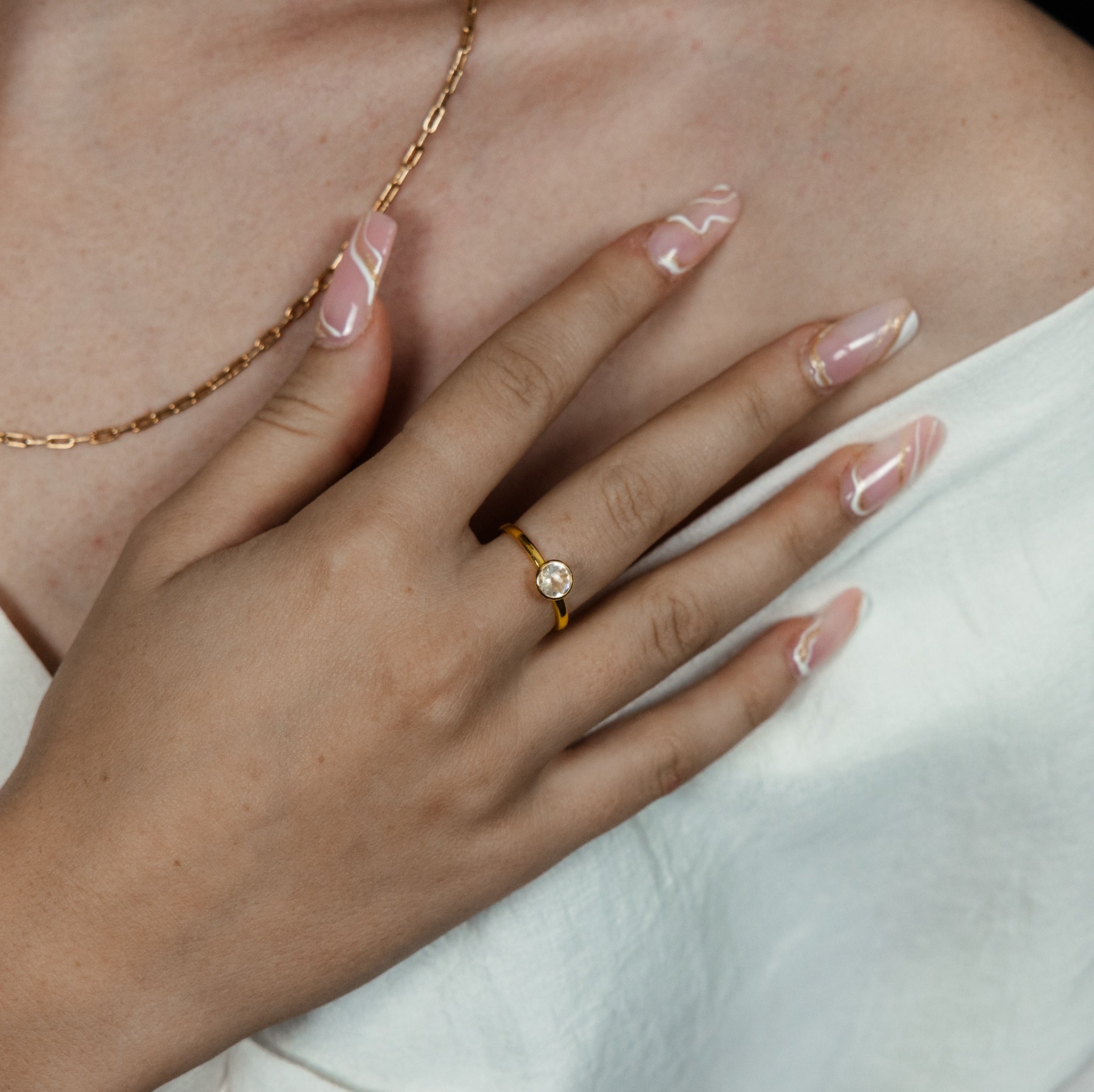 Gelbgold Ring mit blauen Mondstein