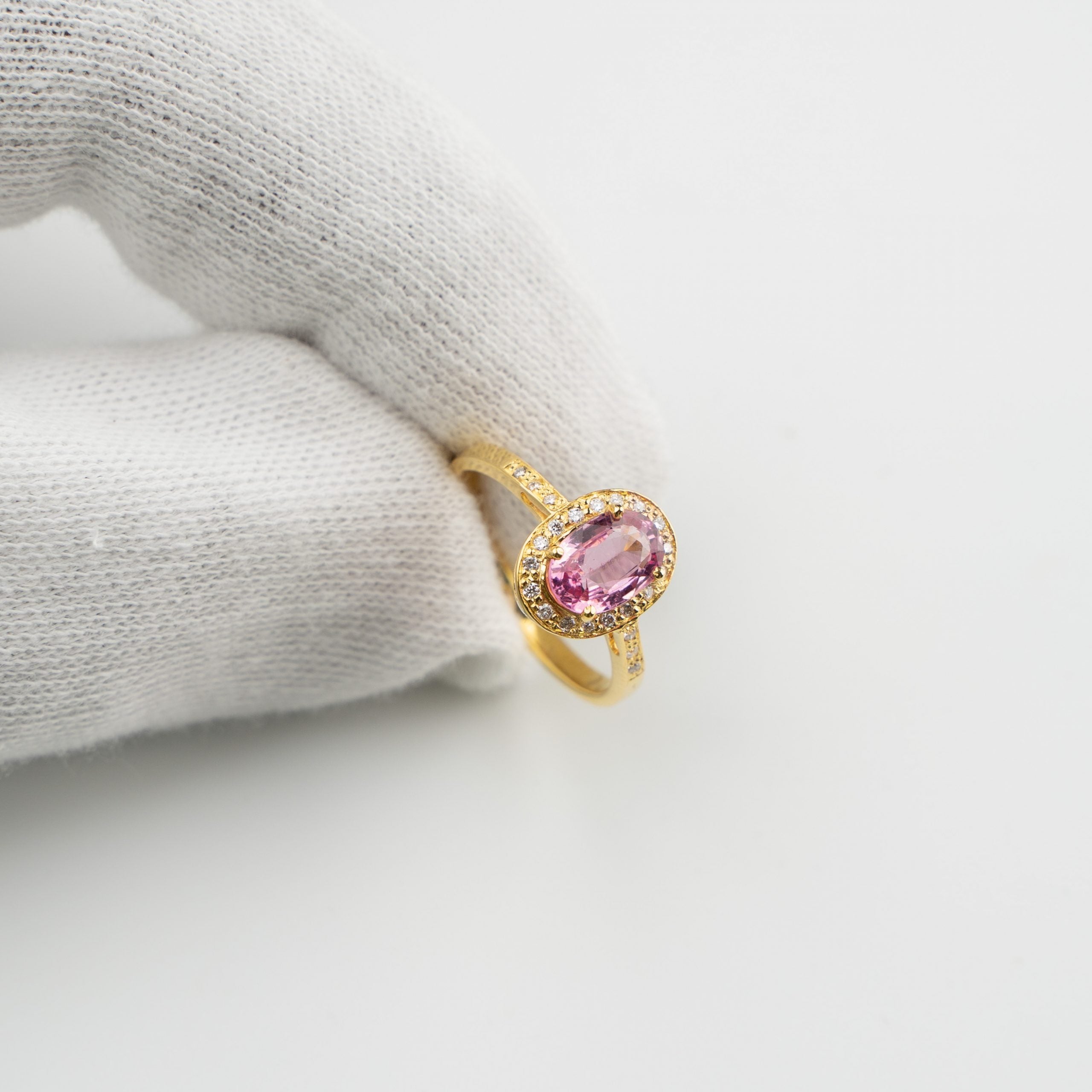 14 Karat Gelbgold Ring mit pinken Spinel und Diamanten