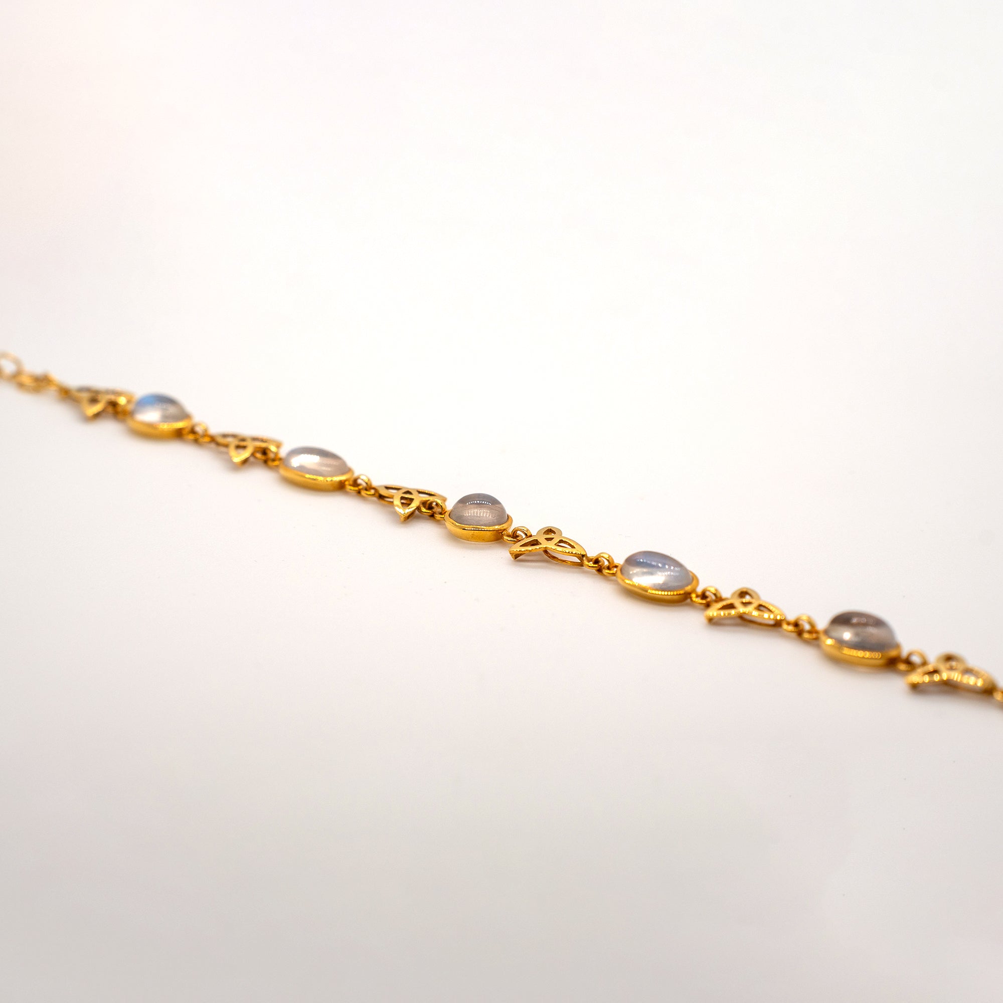Armband mit Mondsteinen